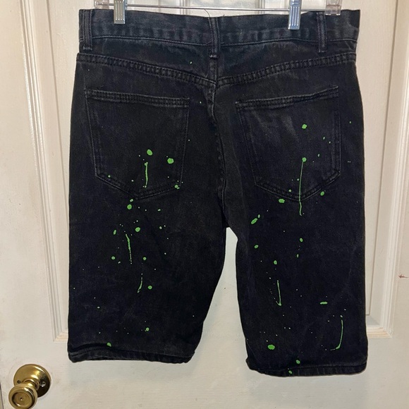 TRESTLES Men’s Distressed Paint Splattered Denim Jean Shorts. Waist 32. - Picture 2 of 4